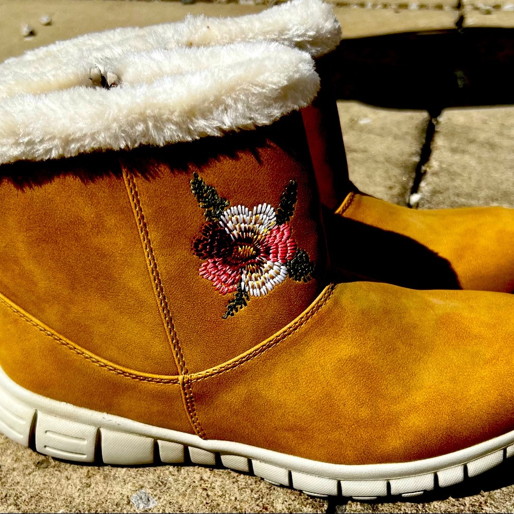 ✅ (SOLD)  Women’s Size 8 Boots Comfortview